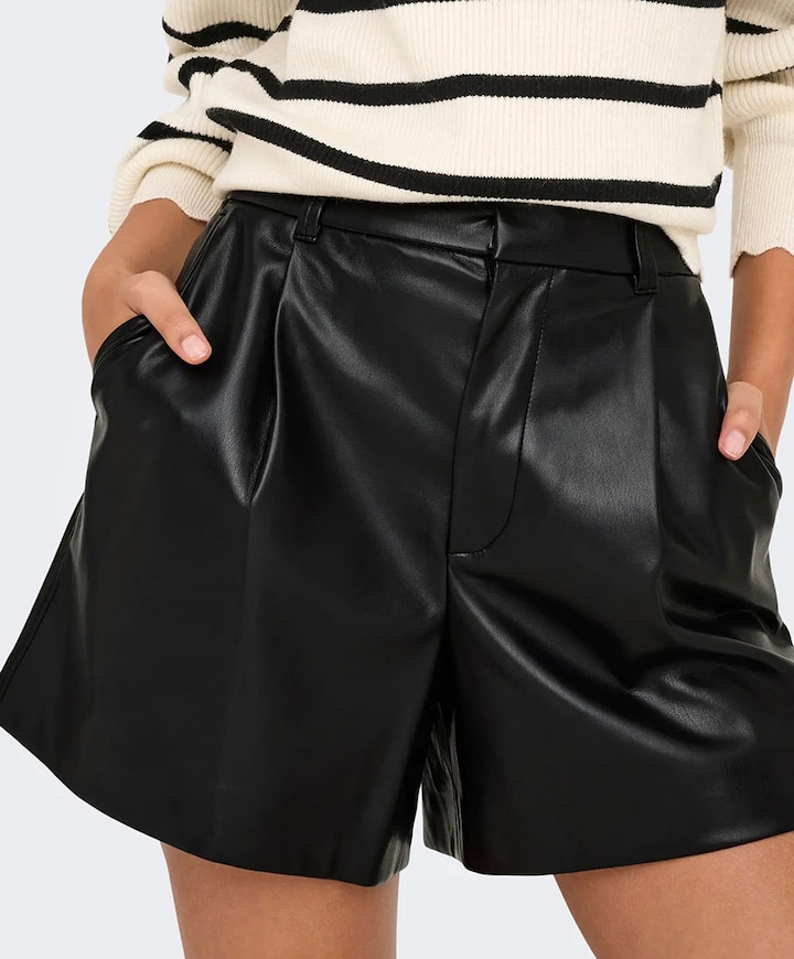ONLSMOOTH HW FAUX LEA CC dames korte broek zwart