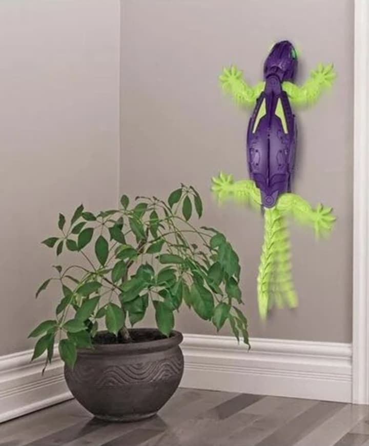 Gecko glowing wall crawler