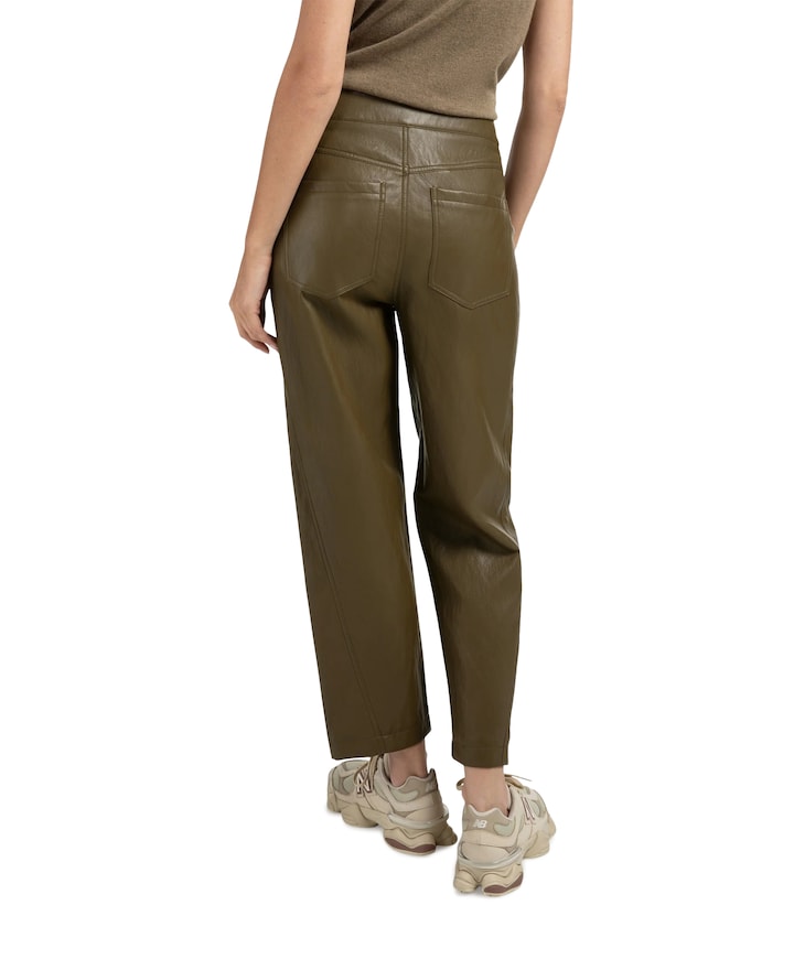 Faux leather carrot fit broek groen