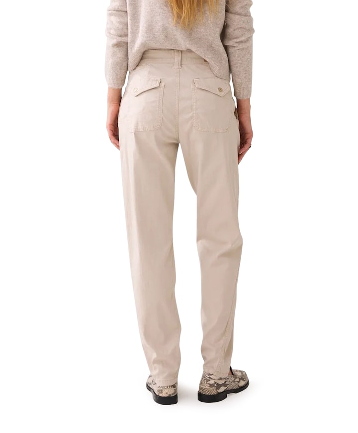 Tapered silk stretch sateen broek beige