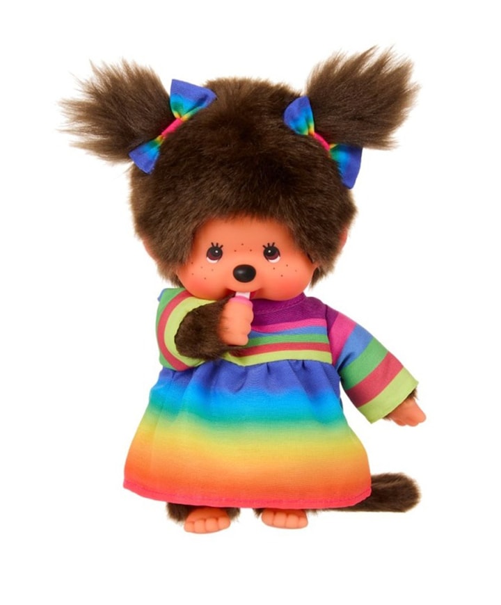 Meisje in regenboogjurk 20 cm