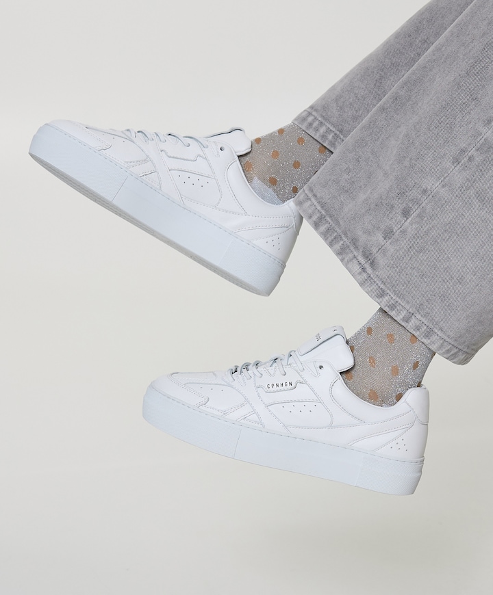 sneakers wit