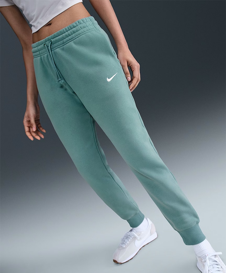 W Nsw Phnx Flc Mr Pant Std broek groen